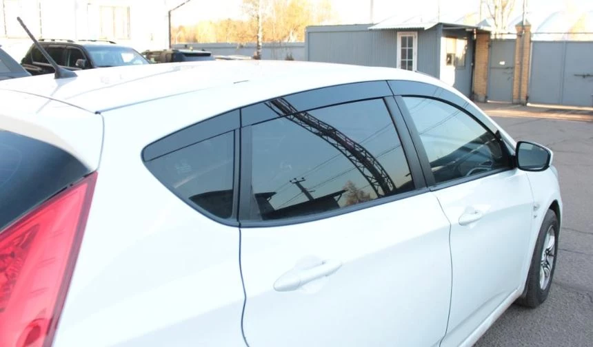Дефлекторы окон 2D 6 шт (для кузова хэтчбек) для Hyundai Solaris I