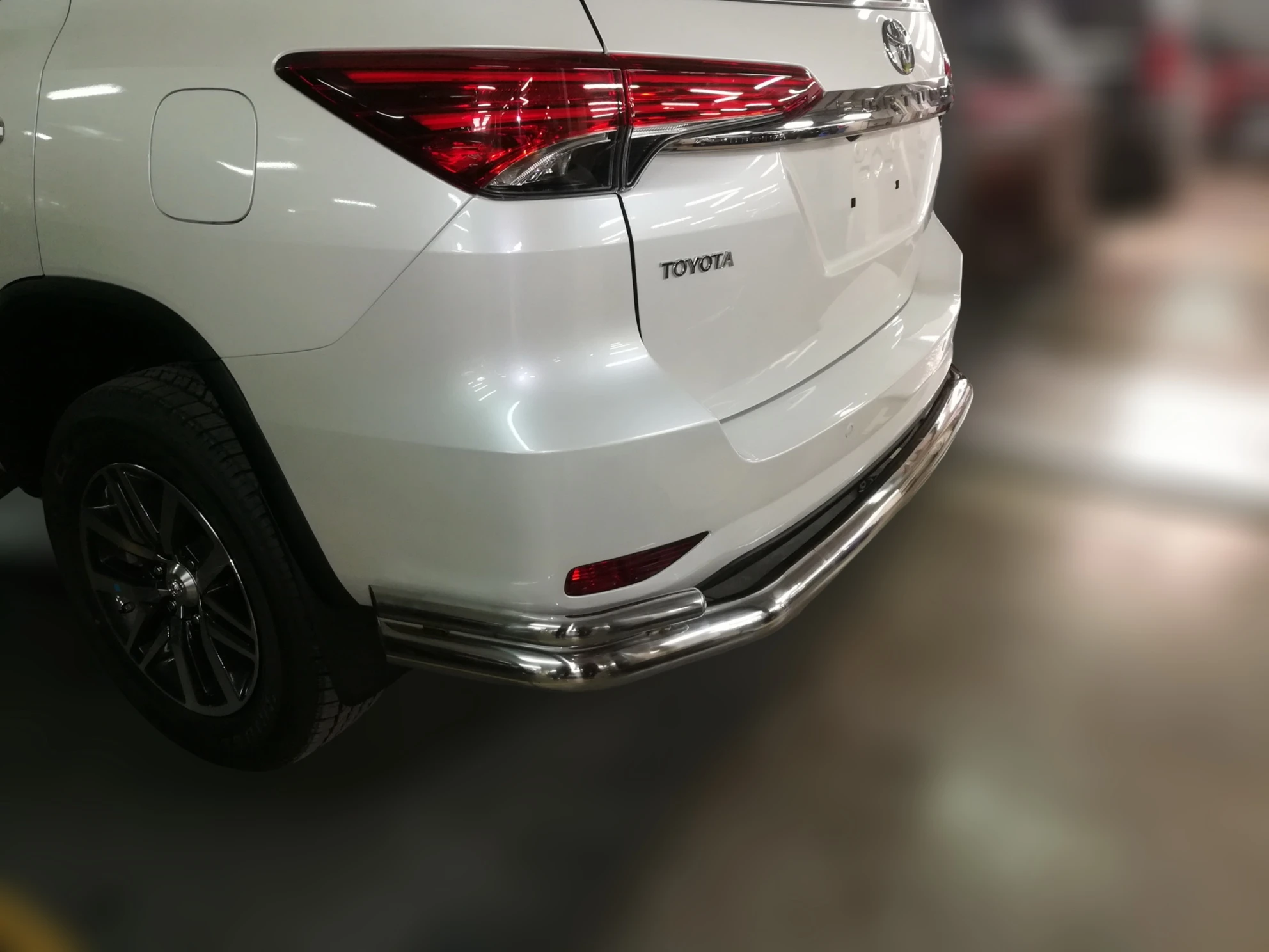 Защита заднего бампера угловая большая двойная d76/42 мм для Toyota Fortuner II  Юко TF.17.21