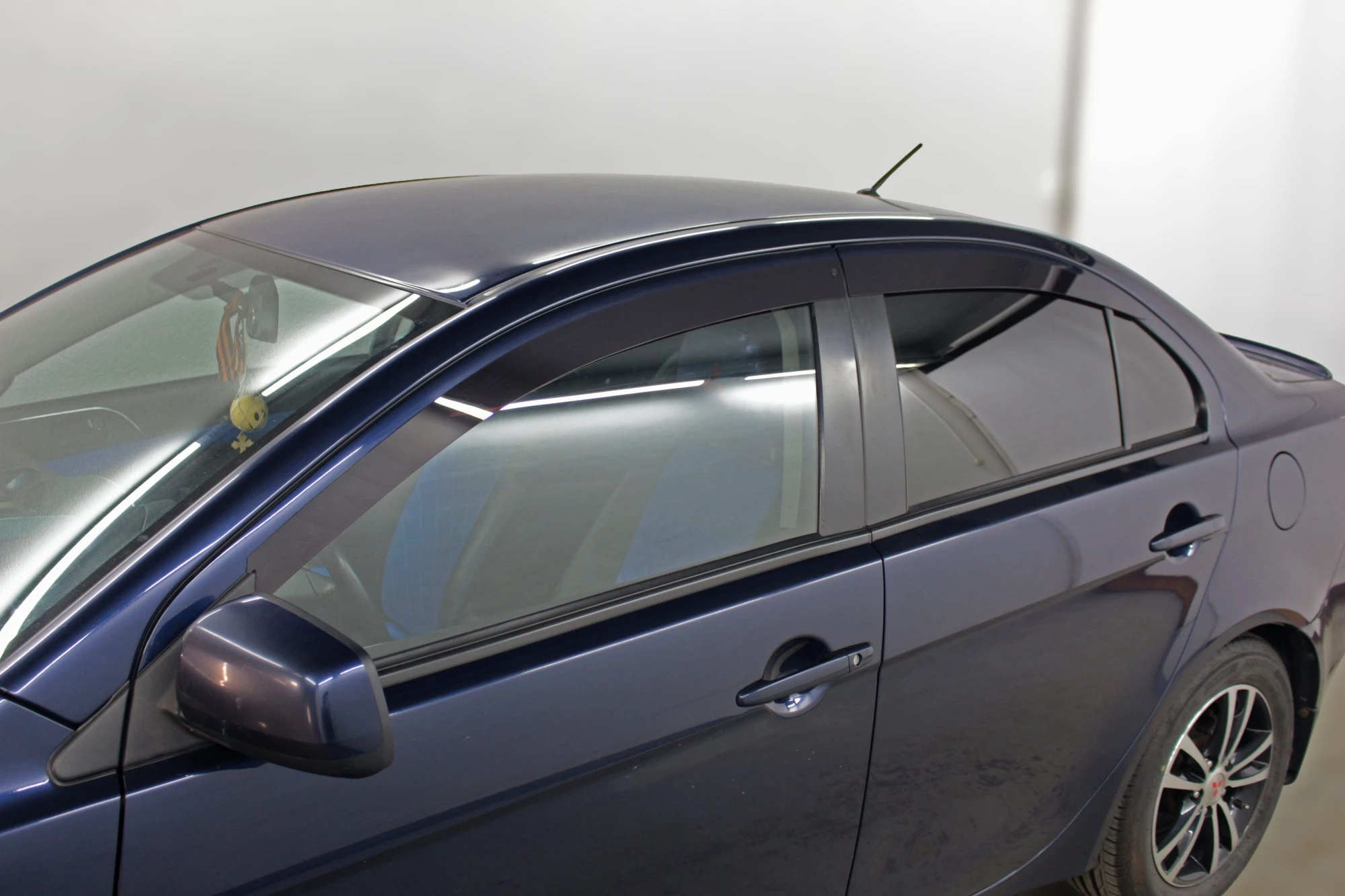 Дефлекторы окон 2D 4 шт для Mitsubishi Lancer X Рестайлинг Черные Стрелка 11 2D021-4.S11