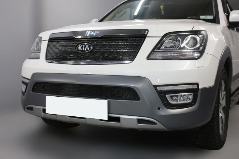 Комплект сеток black верх с камерой и низ с парктрониками для Kia Mohave I Рестайлинг Черный Стрелка 11 KMOH17.top.black-KMOH17.bot.black