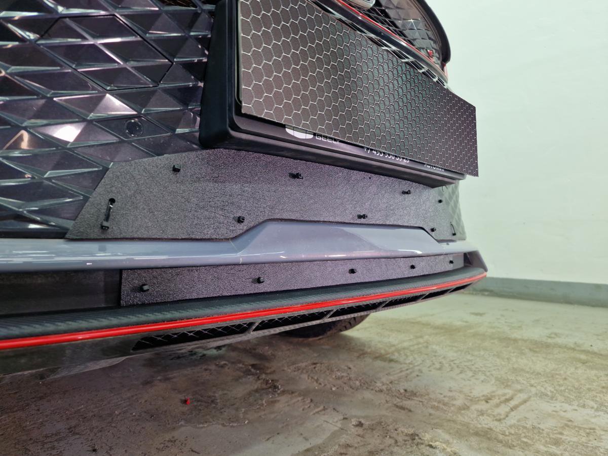 Зимняя заглушка радиатора на стяжке низ (2 части) для Geely Coolray I Рестайлинг