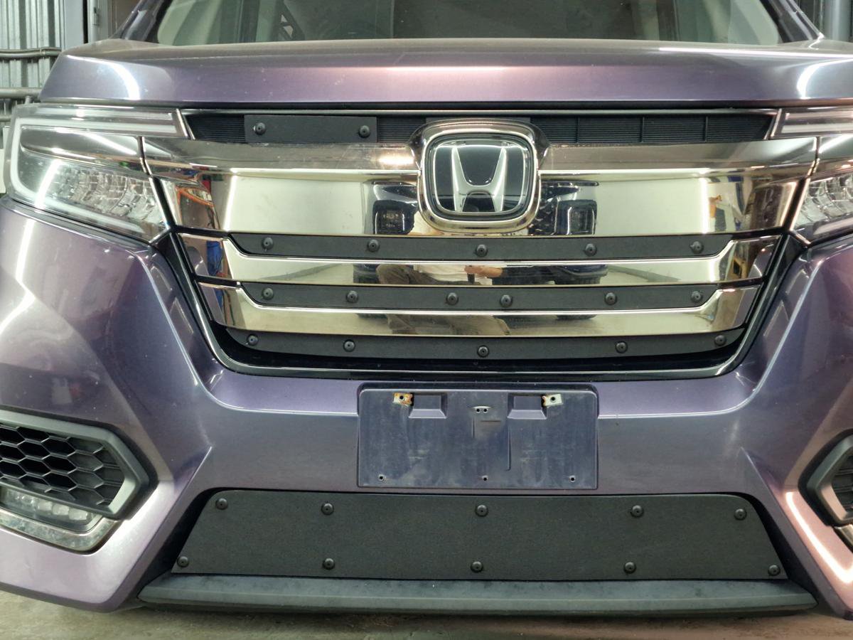 Зимняя заглушка радиатора на стяжке верх 5 частей для Honda Stepwgn V Рестайлинг