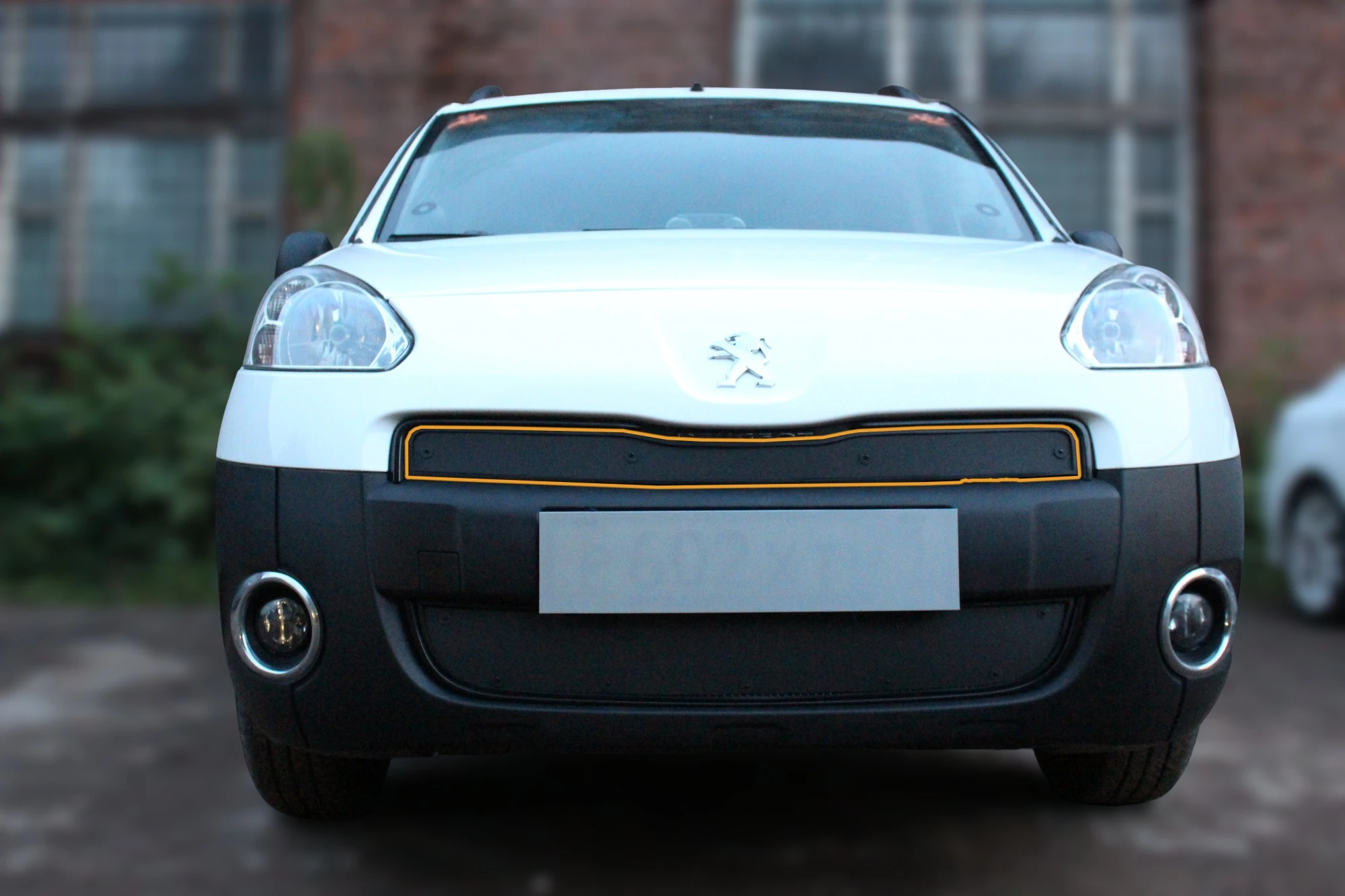 Зимняя заглушка радиатора к съемной сетке верх для Peugeot Partner II Черный Стрелка 11 PEUPAR08.top