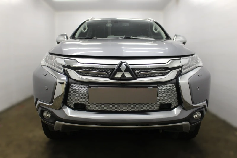 Комплект сеток chrome верх 4 части и низ с парктроником для Mitsubishi Pajero Sport III Хром Стрелка 11 MITPS16.top.chrome-MITPS16.park.chrome