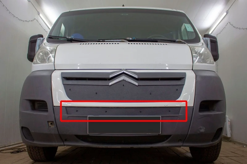 Зимняя заглушка радиатора на стяжке середина для Citroen Jumper  II Черный Стрелка 11 ZZ.CJUMP06.mid