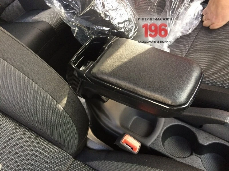 Подлокотник модельный ARM-2 Black с USB-розеткой для Hyundai Solaris II  INOX ARM2011 Black (с USB)