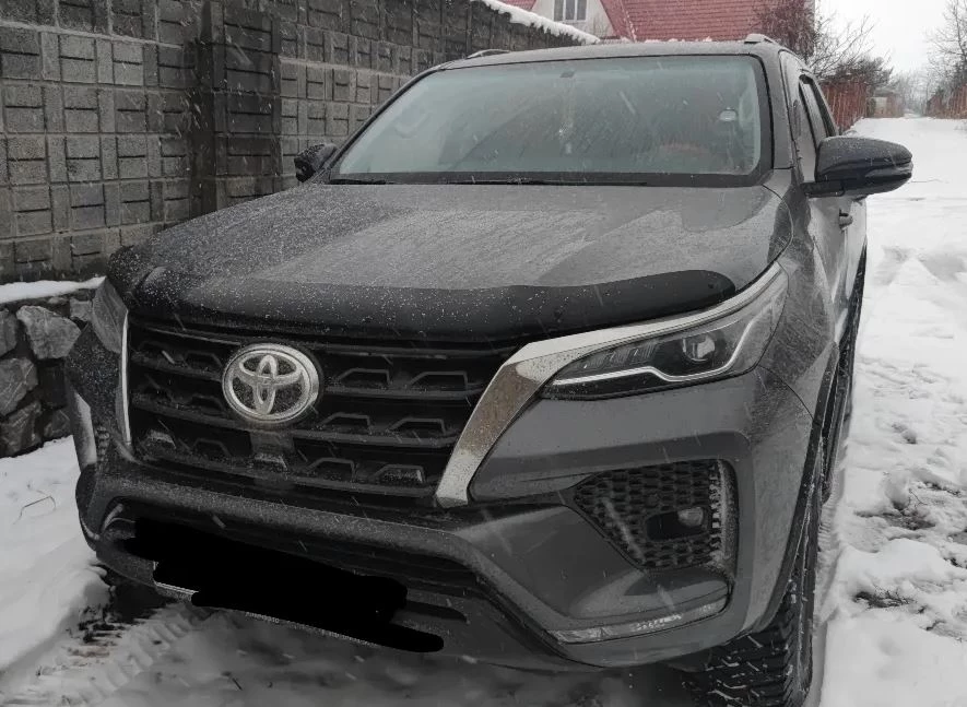 Дефлектор капота темный для Toyota Fortuner II