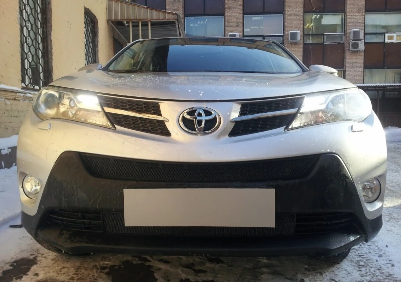 Защитная сетка радиатора верх для Toyota RAV4 IV (XA40) Черный Стрелка 11 TRAV13.top.black