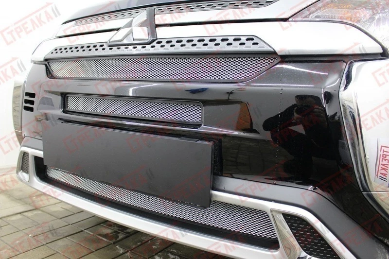 Защитная сетка радиатора комплект 3 части, с парктроником и камерой для Mitsubishi Outlander III Рестайлинг 3 Хром Стрелка 11 MITOUT18.cam.chrome