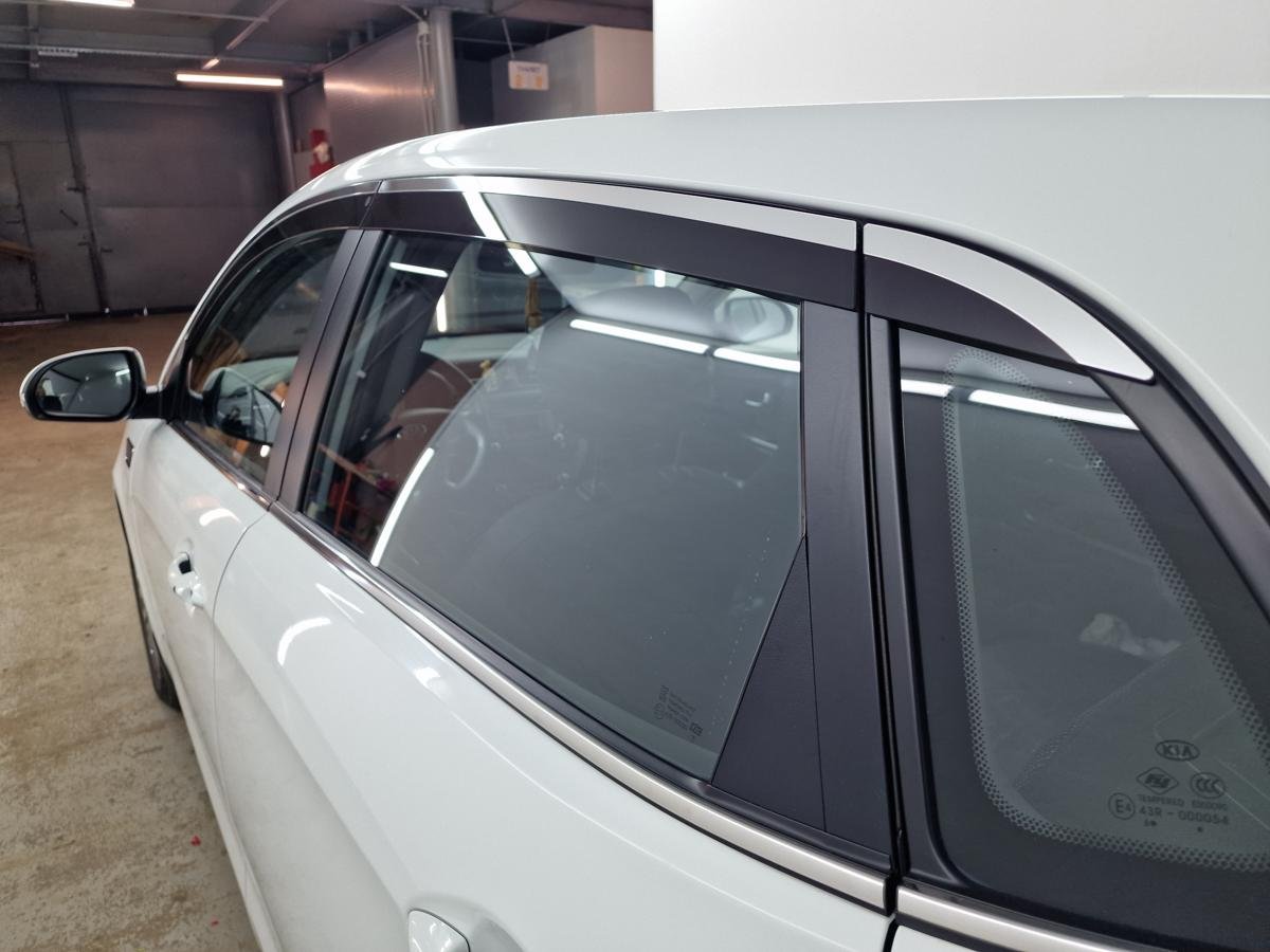 Дефлекторы окон с хром накладками 2D 6 шт (для кузова хэтчбек) для Kia Rio III