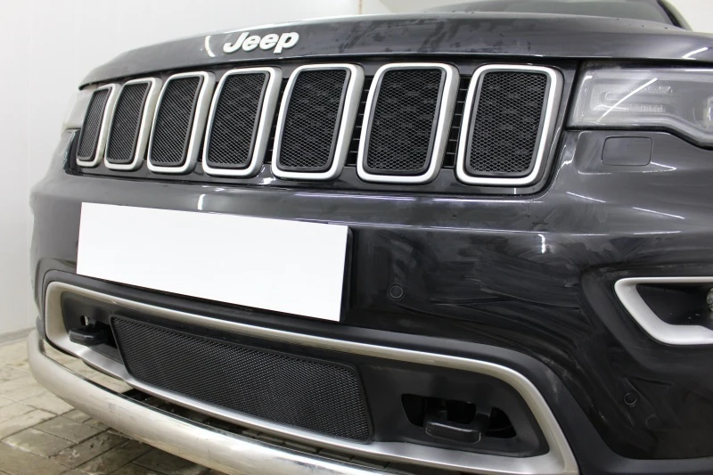 Защитная сетка радиатора низ  для Jeep Grand Cherokee IV (WK2) Рестайлинг 2 Черный Стрелка 11 JGCH18.bot2.black