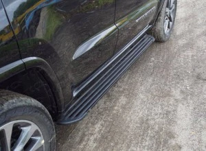 Пороги алюминиевые "Slim Line Black" 1820 мм для Jeep Grand Cherokee IV (WK2) Рестайлинг 2 Черный ТСС GRCHER17-24B