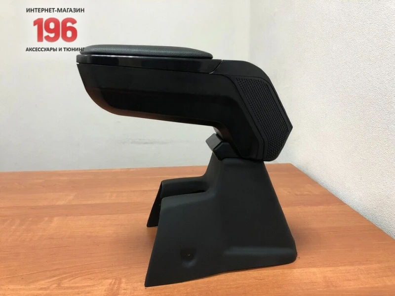 Подлокотник модельный ARM-2 Black с USB-розеткой для LADA (ВАЗ) Vesta I Рестайлинг  INOX ARM2002 Black (с USB)