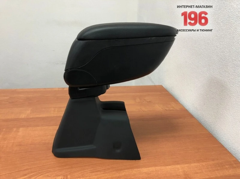 Подлокотник модельный ARM-1 с USB-розеткой для LADA (ВАЗ) Vesta I  INOX ARM1002 Black (с USB)