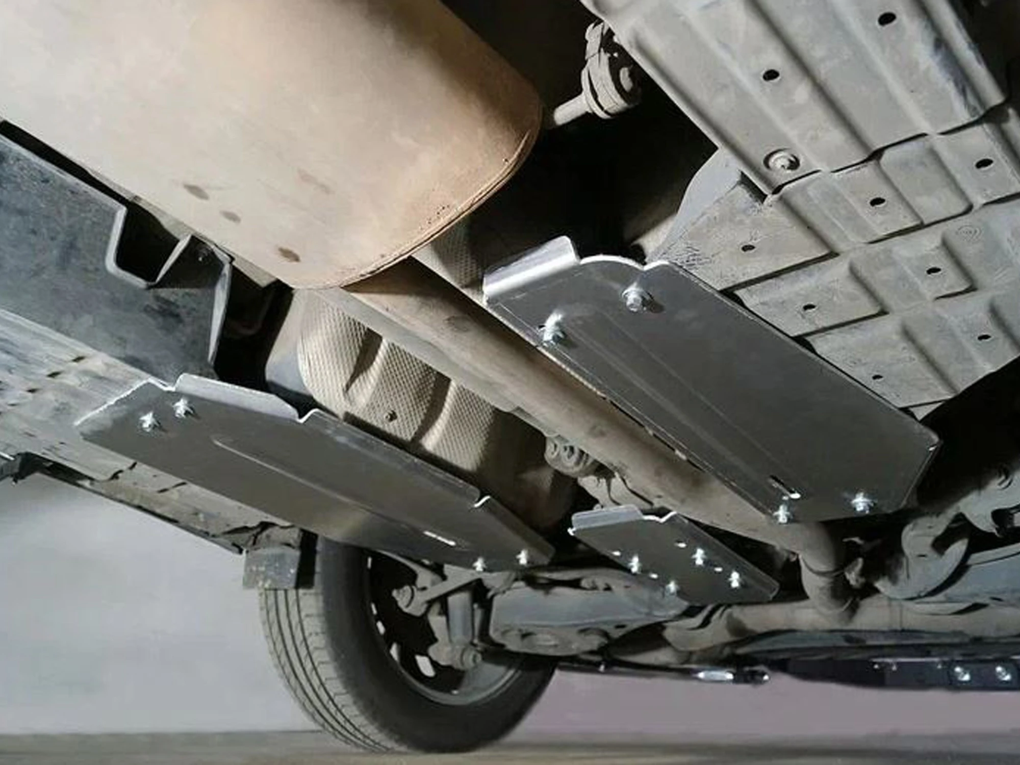 Защита топливного бака (комплект 2шт) для GAC GS8 I  ТСС ZKTCC00556