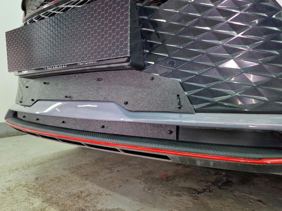 Зимняя заглушка радиатора на стяжке низ (2 части) для Geely Coolray I Рестайлинг
