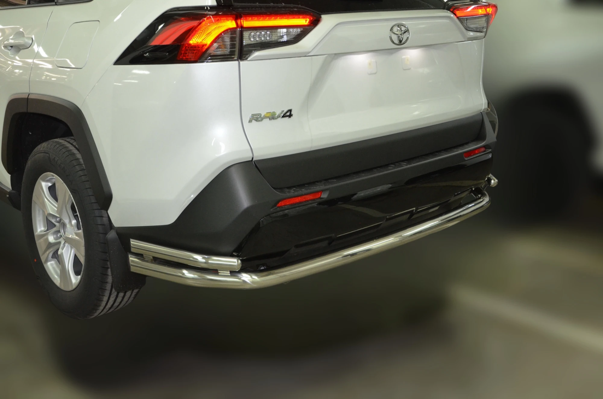 Защита заднего бампера угловая большая двойная d60/42 мм для Toyota RAV4 V (XA50)  Юко TRAV.19.21-1