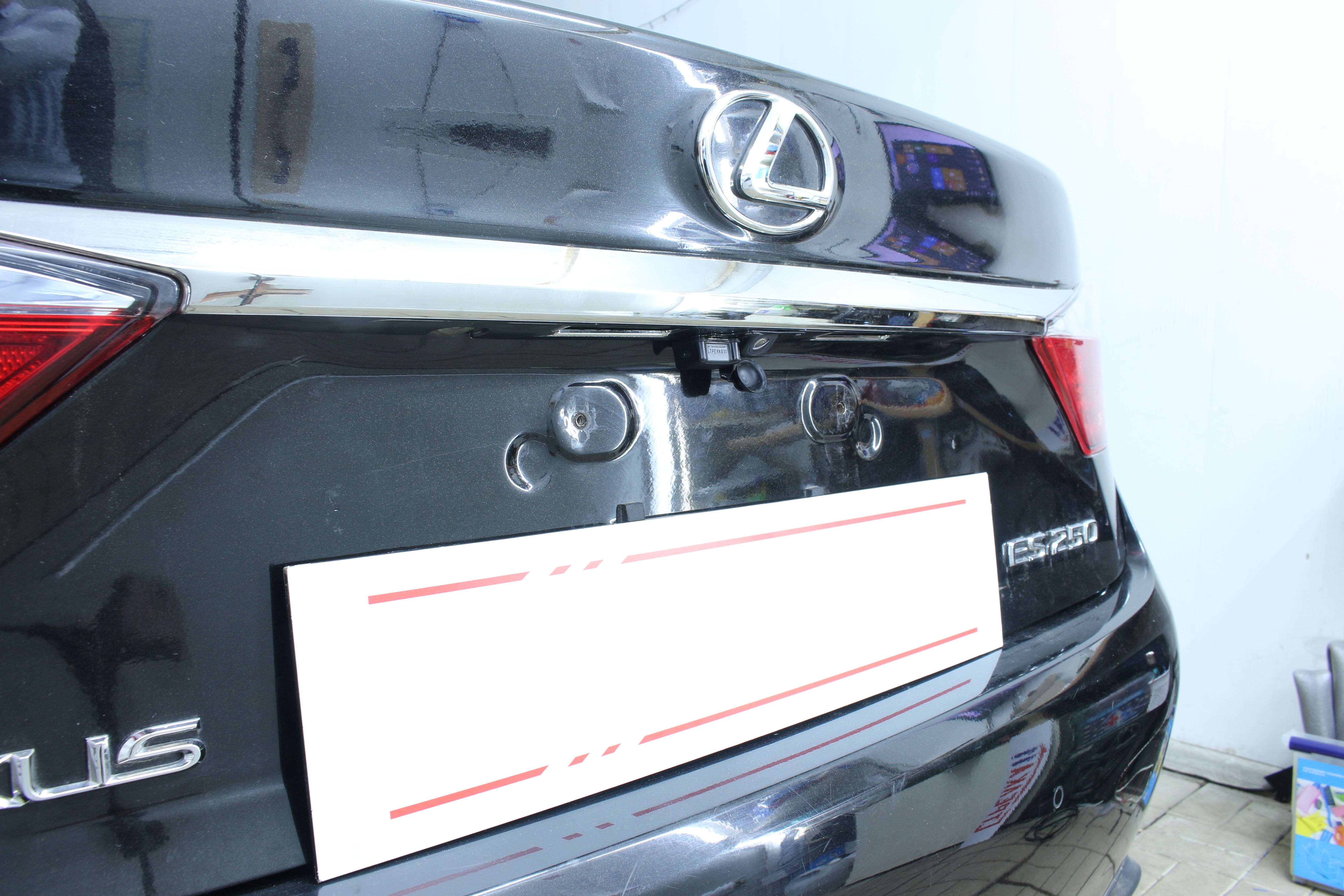 Защита камеры заднего вида для Lexus ES VI