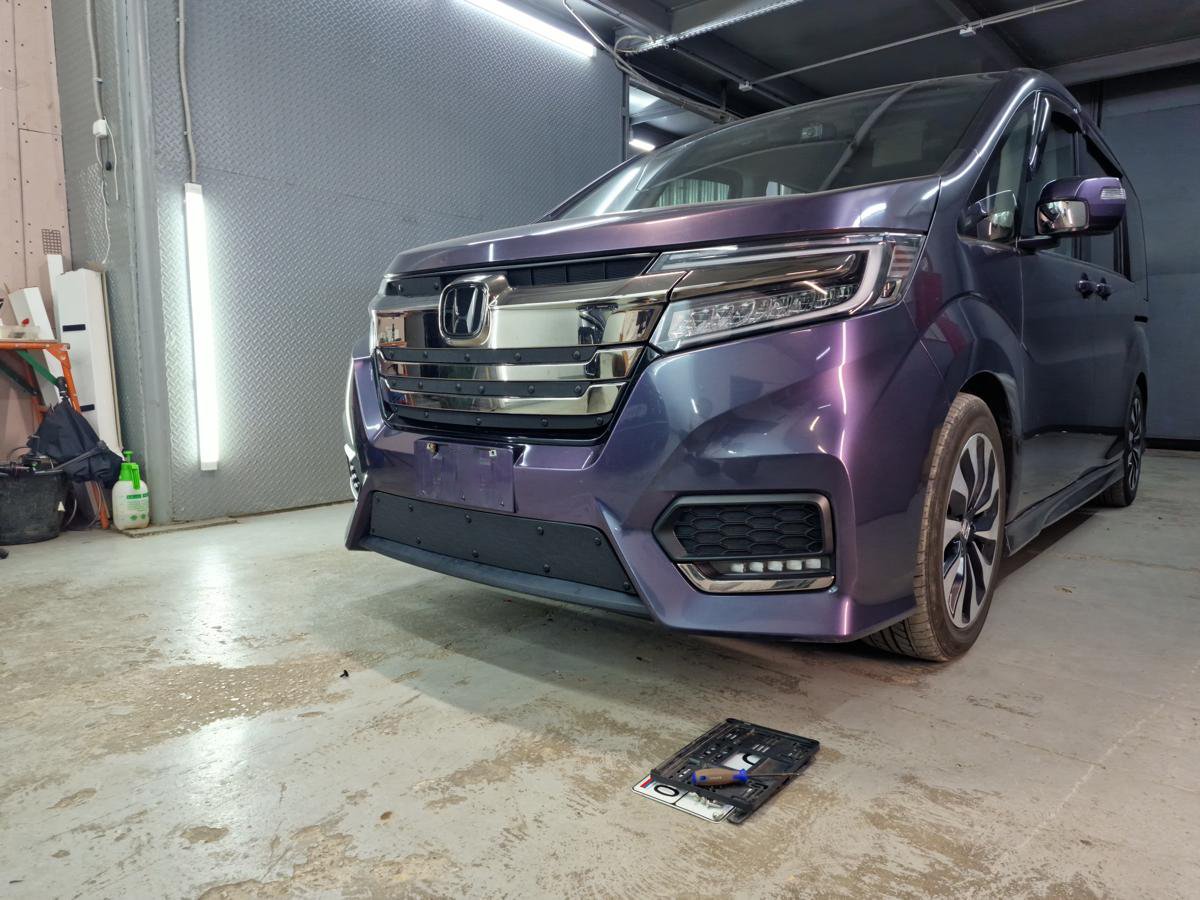 Зимняя заглушка радиатора на стяжке верх 5 частей для Honda Stepwgn V Рестайлинг