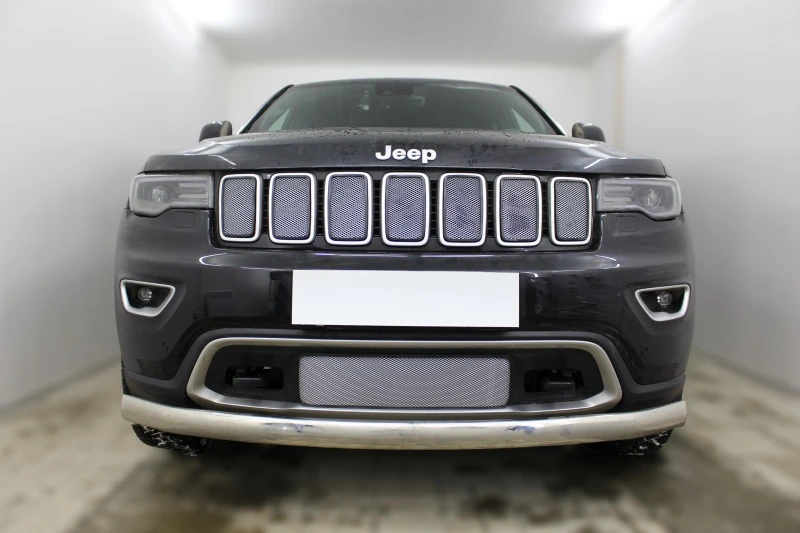 Комплект сеток chrome верх (Laredo, Limited, Overland) и низ для Jeep Grand Cherokee IV (WK2) Рестайлинг 2 Хром Стрелка 11 JGCH18.top.chrome-JGCH18.bot.chrome