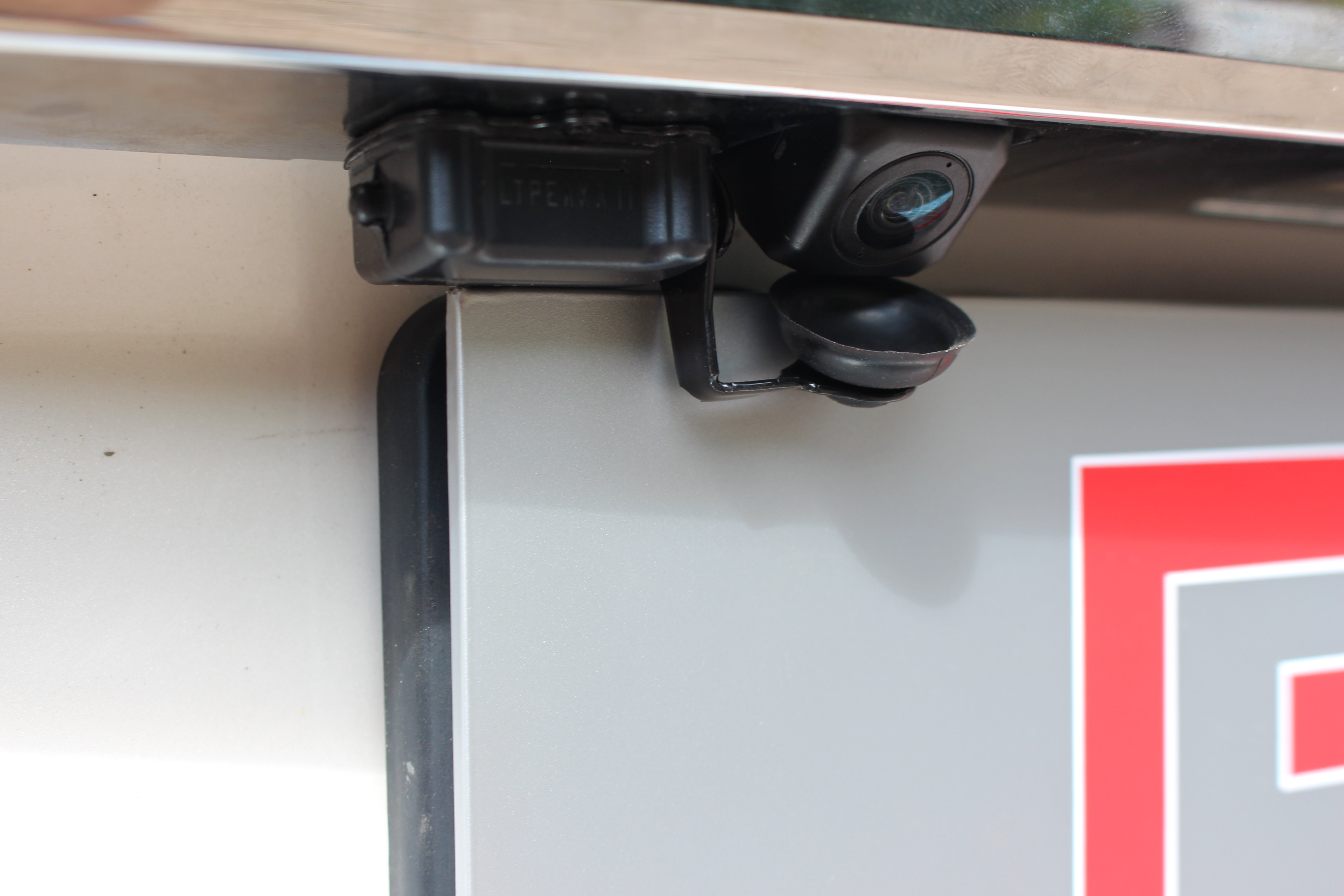 Защита камеры заднего вида для Toyota Fortuner II