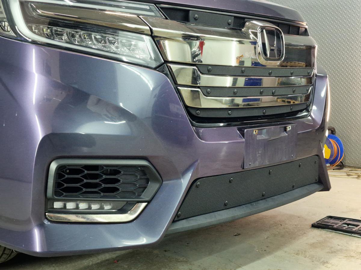 Зимняя заглушка радиатора на стяжке верх 5 частей для Honda Stepwgn V Рестайлинг