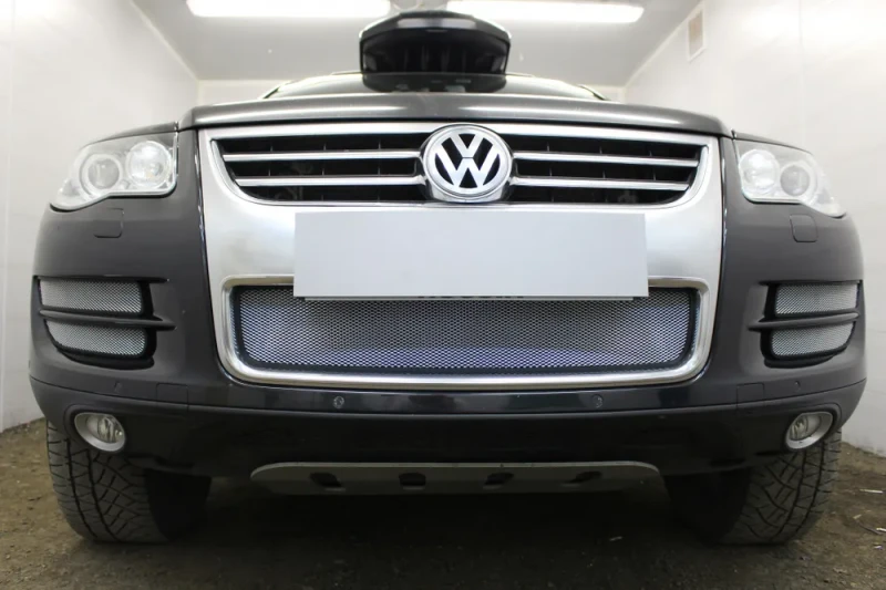 Защитная сетка радиатора низ для Volkswagen Touareg I Рестайлинг Хром Стрелка 11 VWTOUAR07.chrome