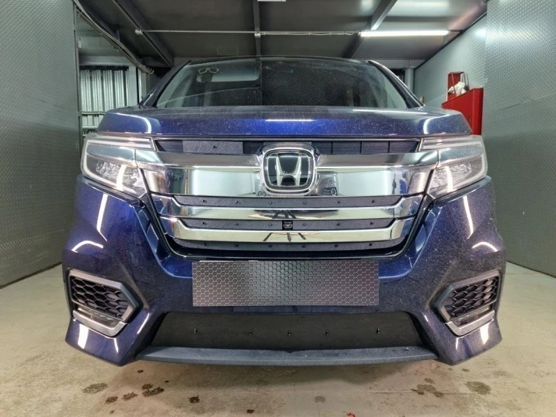 Зимняя заглушка радиатора на стяжке низ для Honda Stepwgn V Рестайлинг Черный Стрелка 11 ZZ.HONSW17.bot