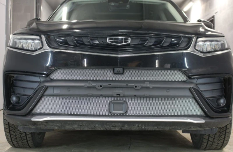 Комплект сеток chrome верх с камерой и низ с датчиками для Geely Tugella I Хром Стрелка 11 GTUG20.top.chrome-GTUG20.bot.chrome