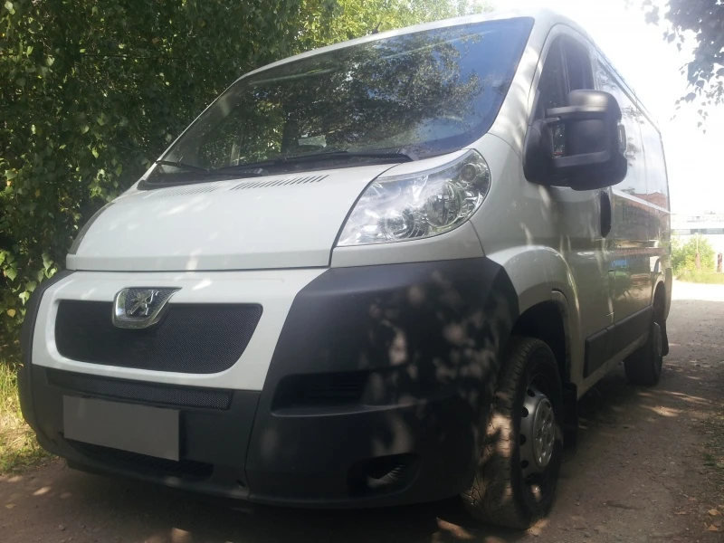 Защитная сетка радиатора центр для Peugeot Boxer II Черный Стрелка 11 PEUBOX06.mid.black