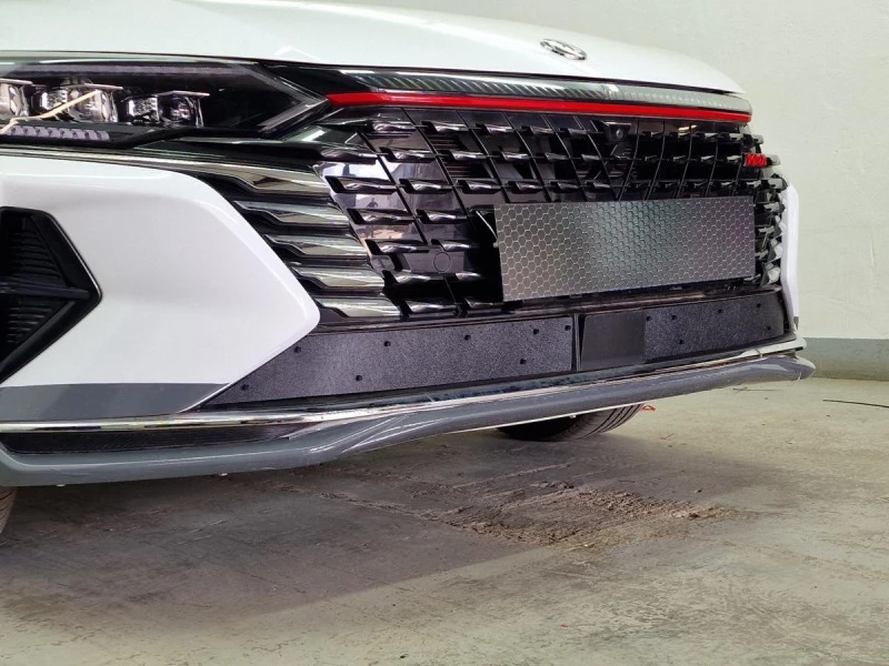 Зимняя заглушка радиатора на стяжке низ 2 части для Dongfeng Shine Max Черный Стрелка 11 ZZ.DONFSM23