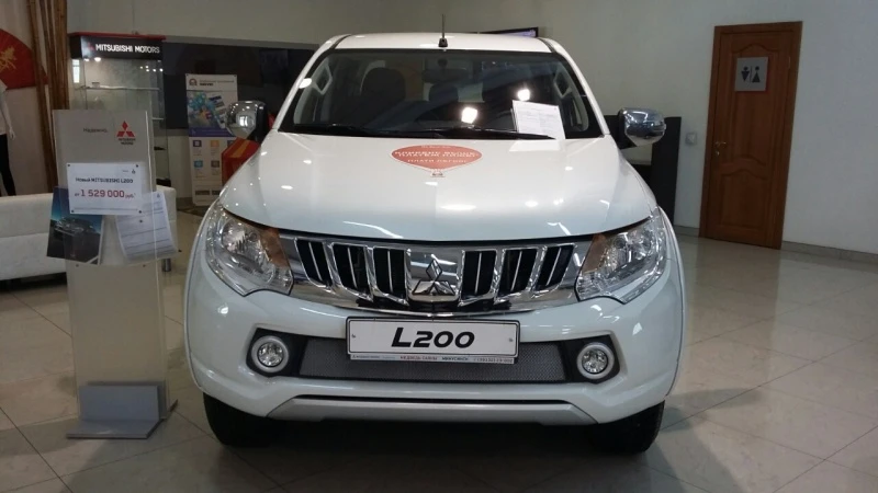 Защитная сетка радиатора для Mitsubishi L200 V Хром Стрелка 11 MITL200V.chrome