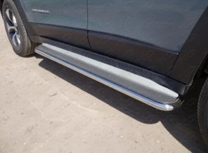 Пороги с площадкой (нерж. лист) 42,4 мм для Jeep Cherokee V (KL) Рестайлинг Серый ТСС JEEPCHERTRAIL14-05