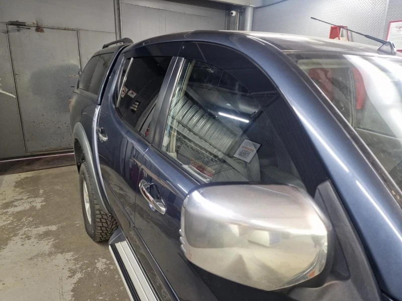 Дефлекторы окон 2D 4 шт. для Mitsubishi L200 IV Черный Стрелка 11 2D419-4.S11