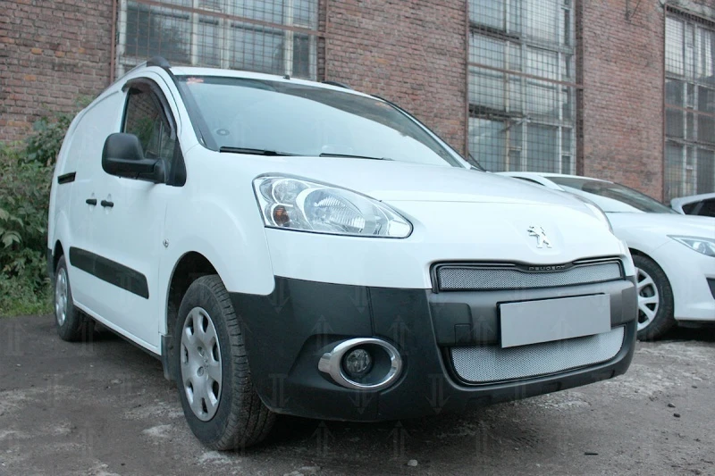 Защитная сетка радиатора комплект 2 части для Peugeot Partner II Рестайлинг Хром Стрелка 11 PEUPAR11.chrome