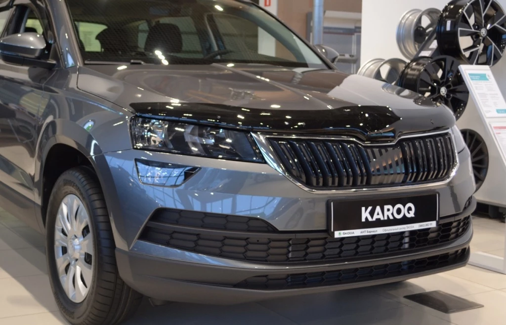Дефлектор капота темный для Skoda Karoq I Рестайлинг