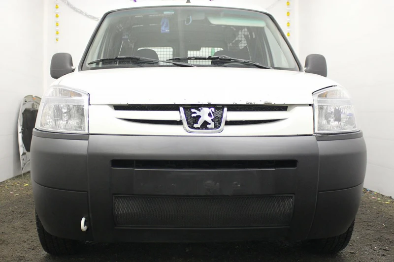 Защитная сетка радиатора низ для Peugeot Partner I Рестайлинг Черный Стрелка 11 PEUPAR02.black