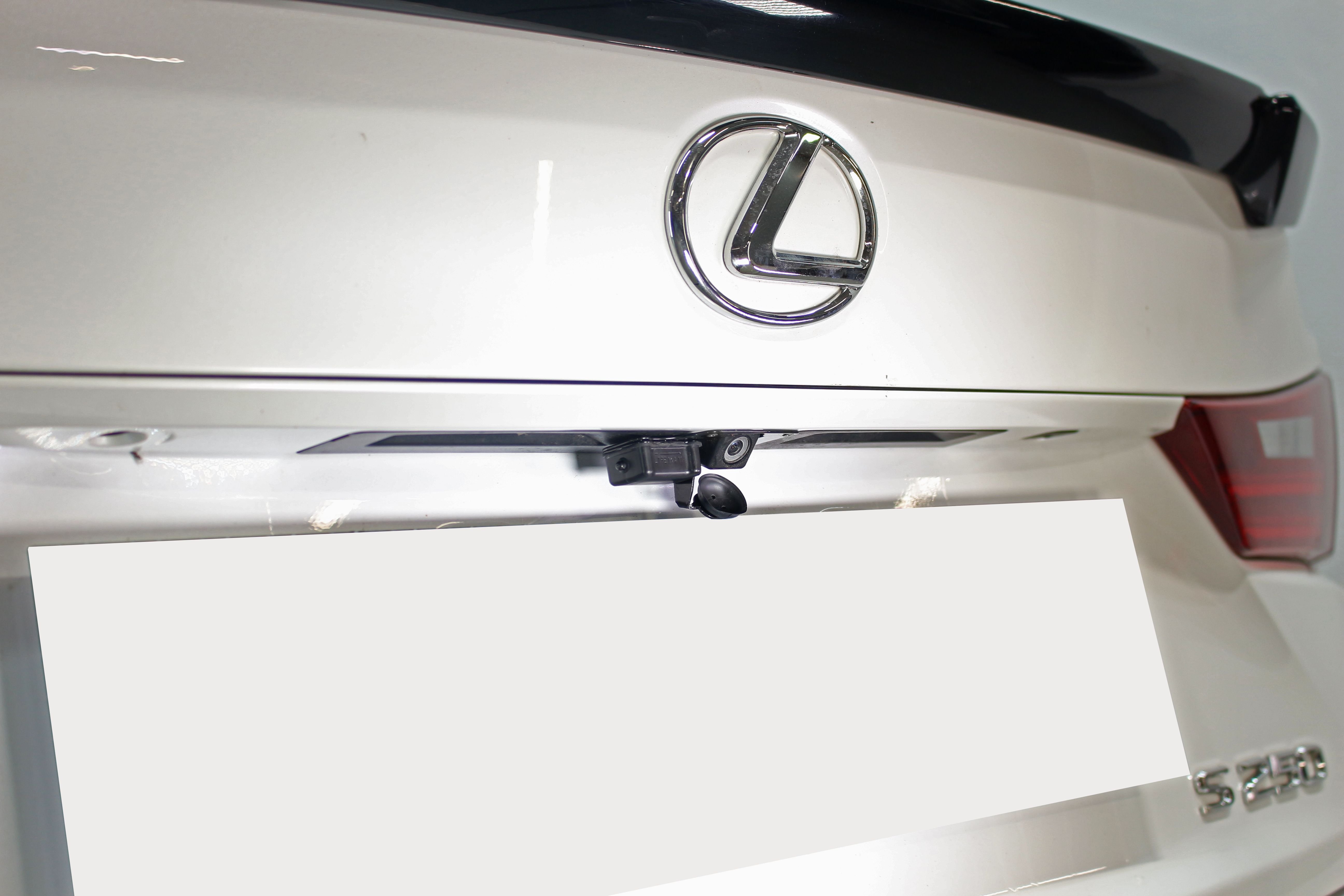 Защита камеры заднего вида для Lexus IS III