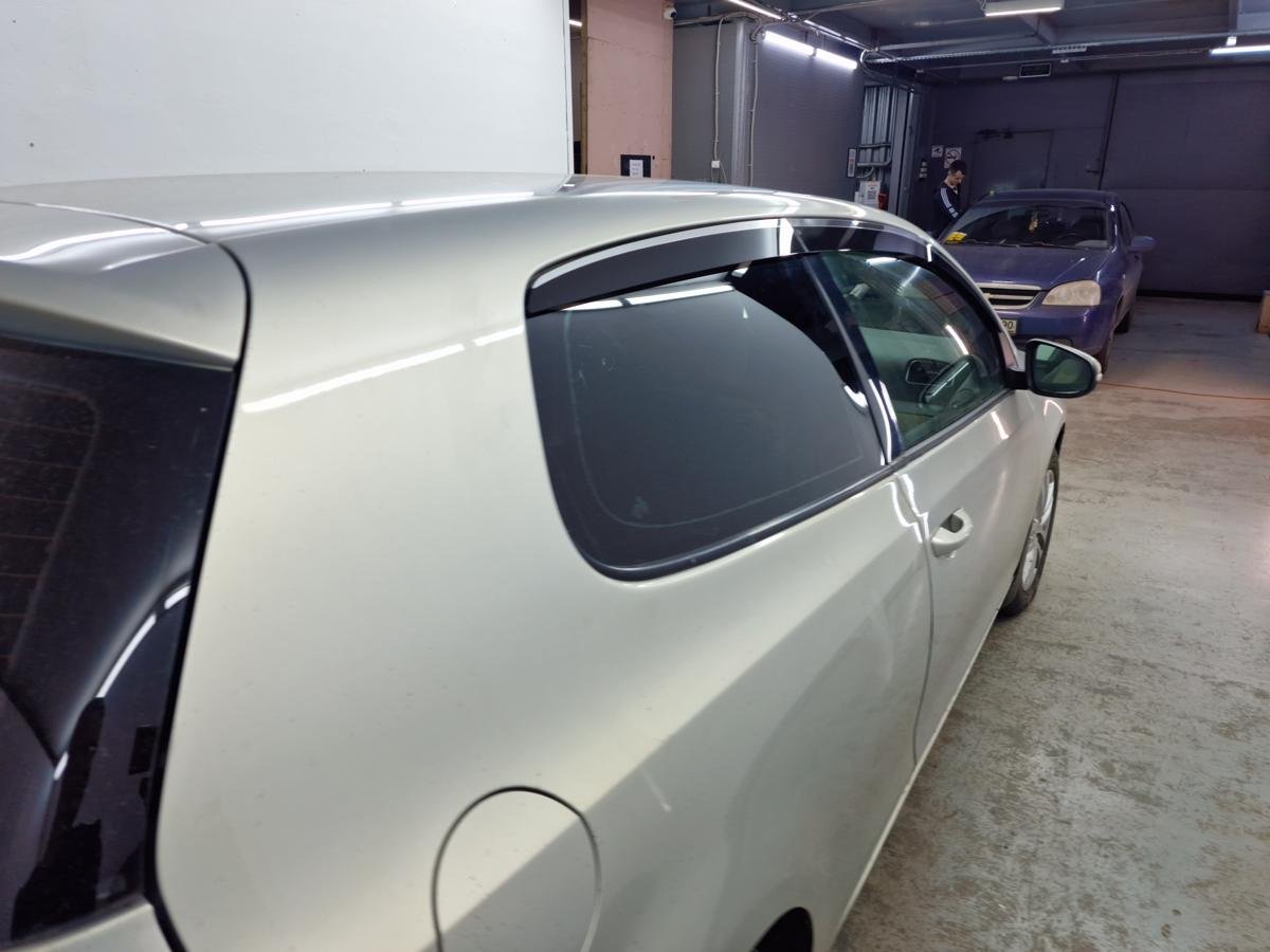 Дефлекторы окон 2D с хром накладками 4 шт. под наклоном для Volkswagen Golf VI