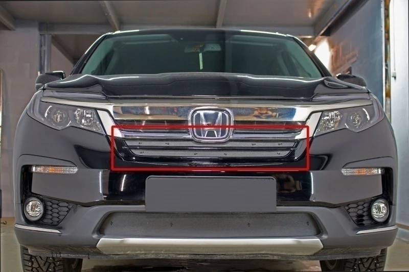 Зимняя заглушка радиатора на стяжке (2 части) верх для Honda Pilot III Рестайлинг Черный Стрелка 11 ZZ.HPIL18.top