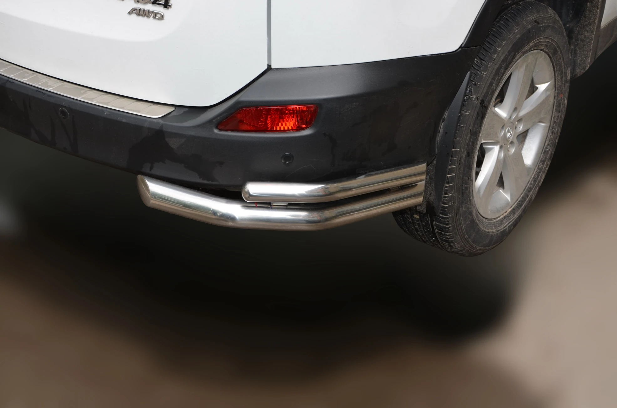 Защита заднего бампера угловая двойная d60/42 мм для Toyota RAV4 IV (XA40)  Юко TRAV.13.20