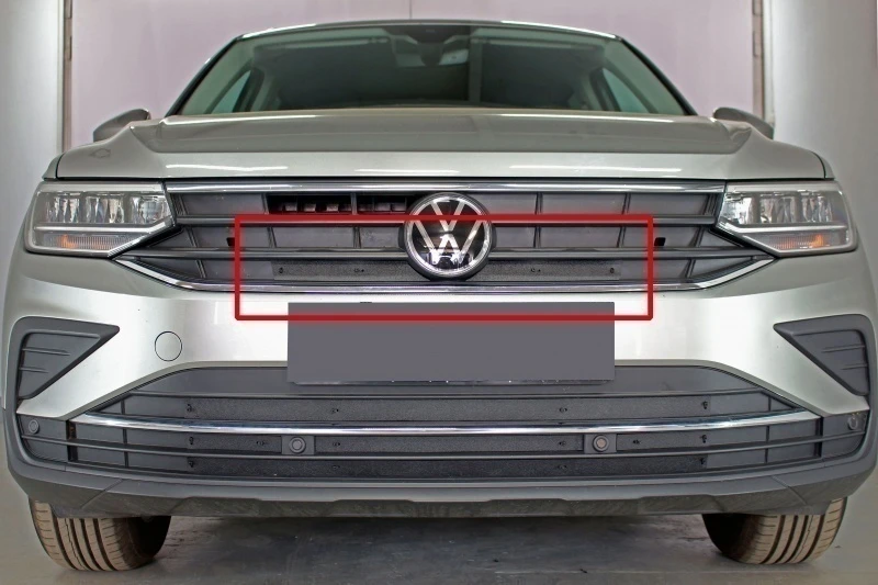 Зимняя заглушка радиатора на стяжке верх (2 части) для Volkswagen Tiguan II Черный Стрелка 11 ZZ.WVTIG20.top