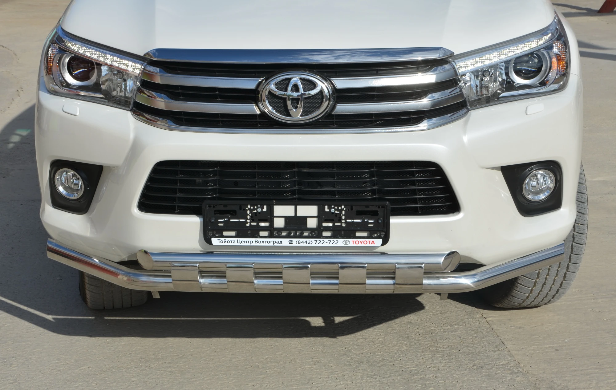 Защита переднего бампера с пластинами d60/60 мм для Toyota Hilux VIII  Юко THL.15.05-2