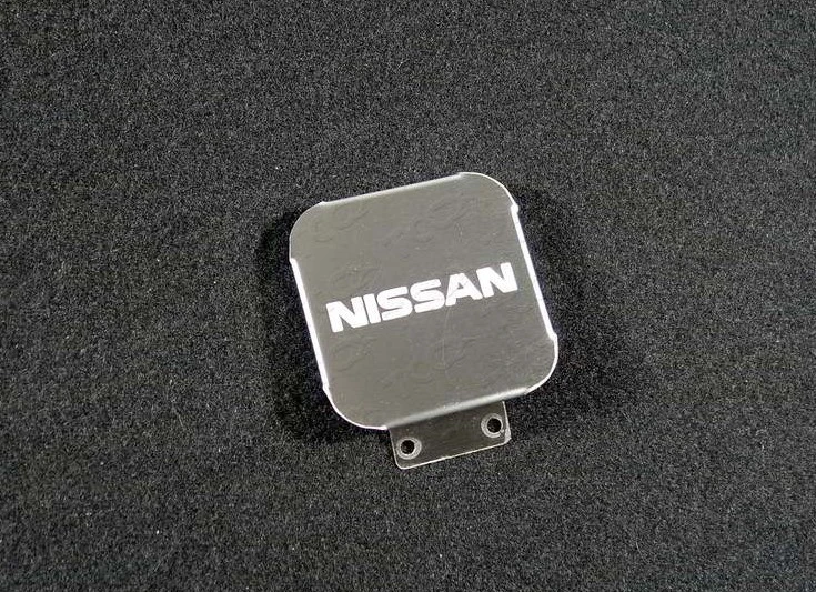Заглушка на фаркоп с логотипом Nissan для Nissan Qashqai II  ТСС TCUZNIS1