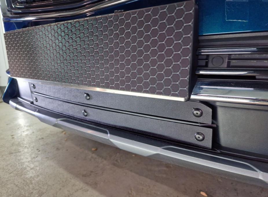 Зимняя заглушка радиатора к съемной сетке (2 части) для Geely Monjaro