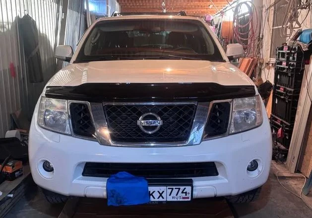 Дефлектор капота темный для Nissan Navara (Frontier) III (D40) Рестайлинг  SIM NLD.SNIPAT1012
