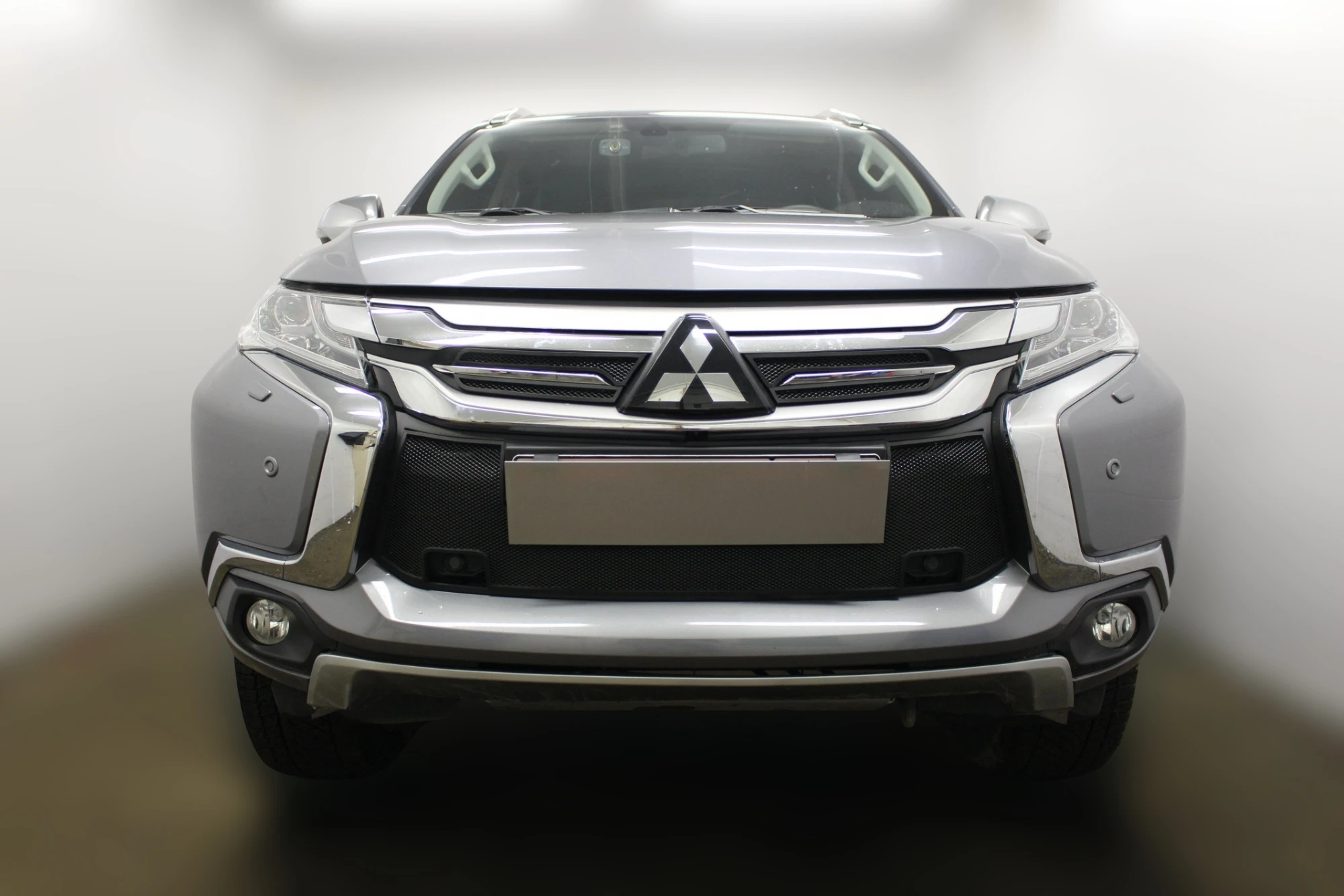 Комплект сеток black верх 4 части и низ с парктроником для Mitsubishi Pajero Sport III