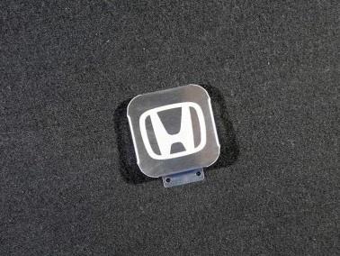 Заглушка на фаркоп с логотипом Honda для Honda CR-V V  ТСС TCUZHOND1