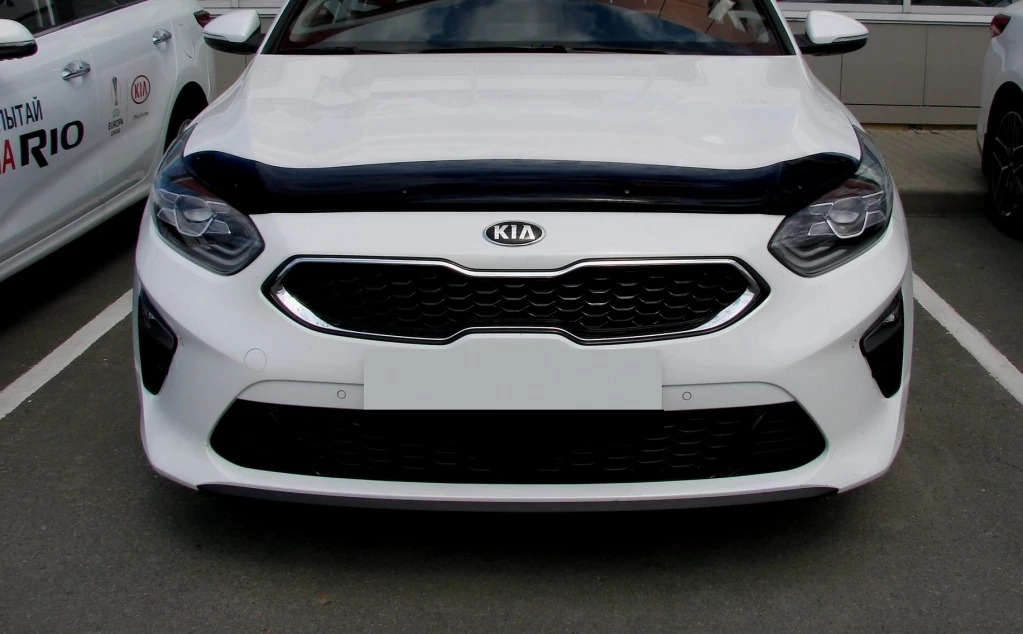 Дефлектор капота темный для Kia Ceed III