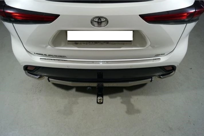 Накладка на задний бампер зеркальный лист для Toyota Highlander IV (U70)